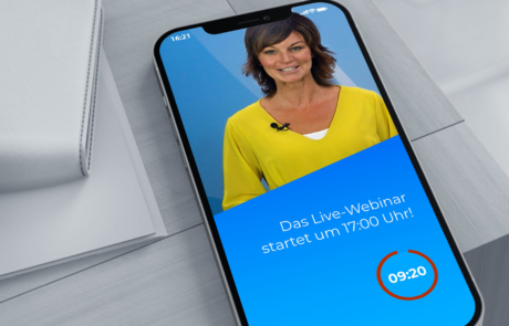 Display eines Smartphones mit Vorschaubild der Moderatorin und Text: Das Live-Webinar startet um 17:00 Uhr! Countdown bis zum Start des Webinars.