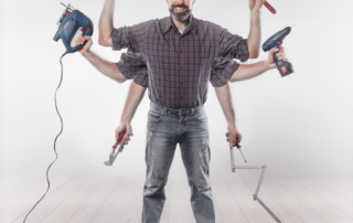 Handwerker mit sechs Armen, in jeder Hand hat er ein anderes Werkzeug (Säge, Wasserwaage, Hammer, Pinsel, Bohrer, Zollstock, Schraubenzieher und Zange)