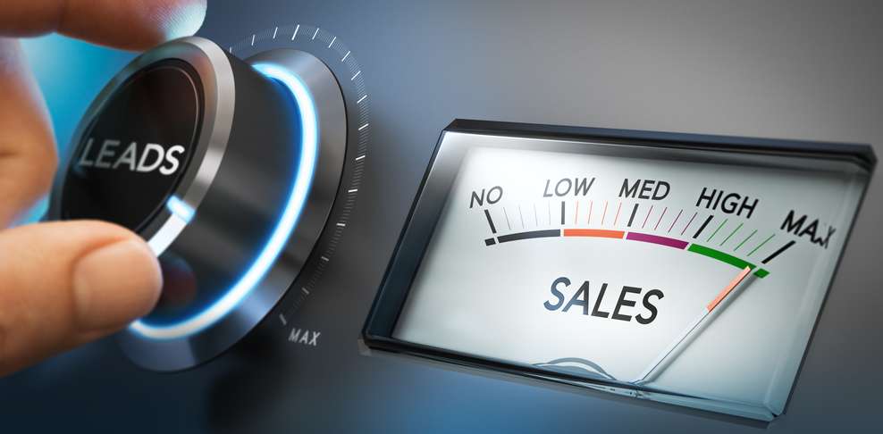 Leadgenerierung Webinare Hand, die einen Knopf bis zum Anschlag dreht, um so die Sales zu maximieren