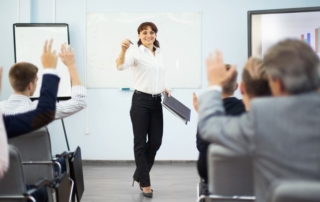 Vortragende beantwortet Fragen vor Publikum, viele Hände sind oben um eine Frage zu stellen