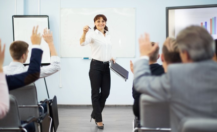 Vortragende beantwortet Fragen vor Publikum, viele Hände sind oben um eine Frage zu stellen