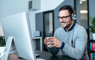 Zuseher von Schulungsvideo mit Headset vor Bildschirm