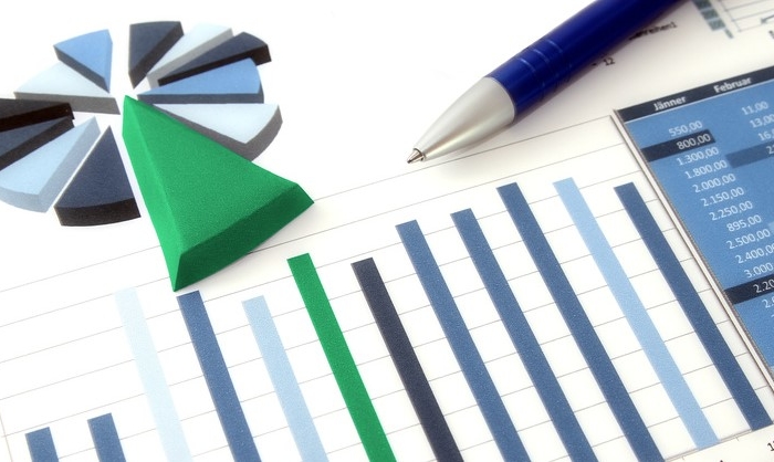 Blick auf ein Balkendiagramm und eine Tabelle, die gute Umsätze zeigen